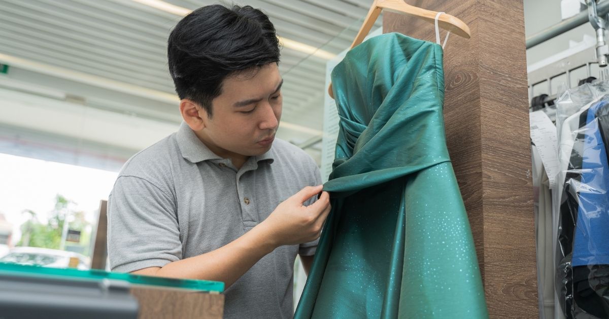 cucian khas mini kakitangan memeriksa status dress dengan teliti