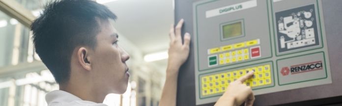 kakitangan mengendalikan mesin cucian kering