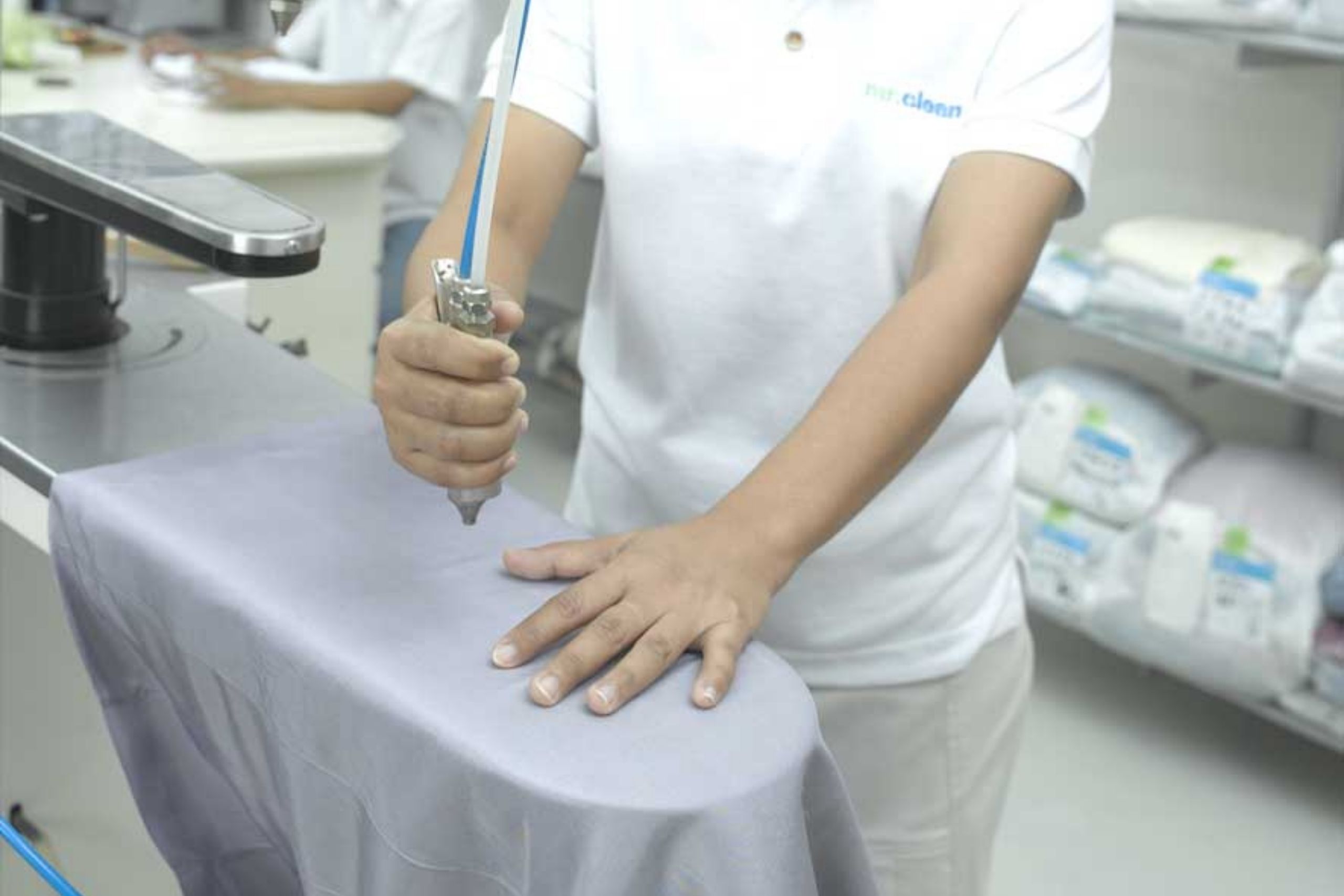 kakitangan sedang menanggalkan kotoran dengan peralatan kakitangan sedang menanggalkan kotoran dengan peralatan