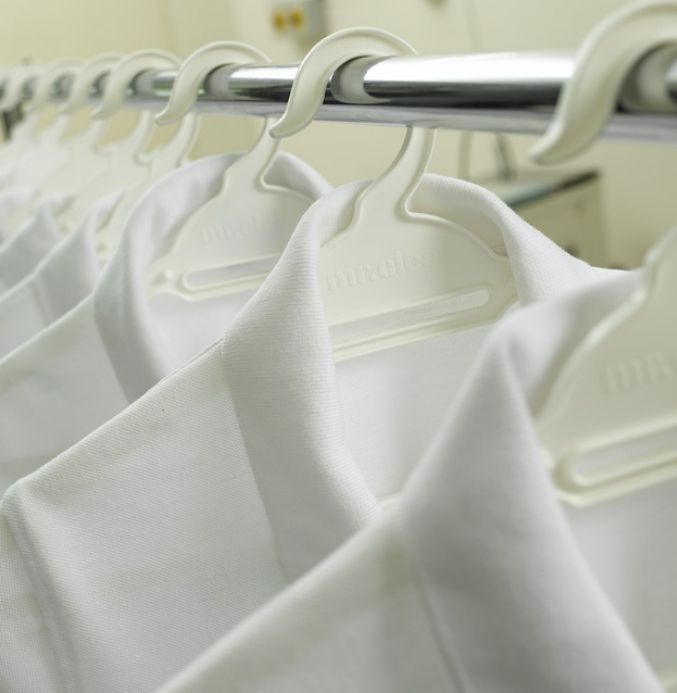 mengeringkan pakaian baju tergantung di rak