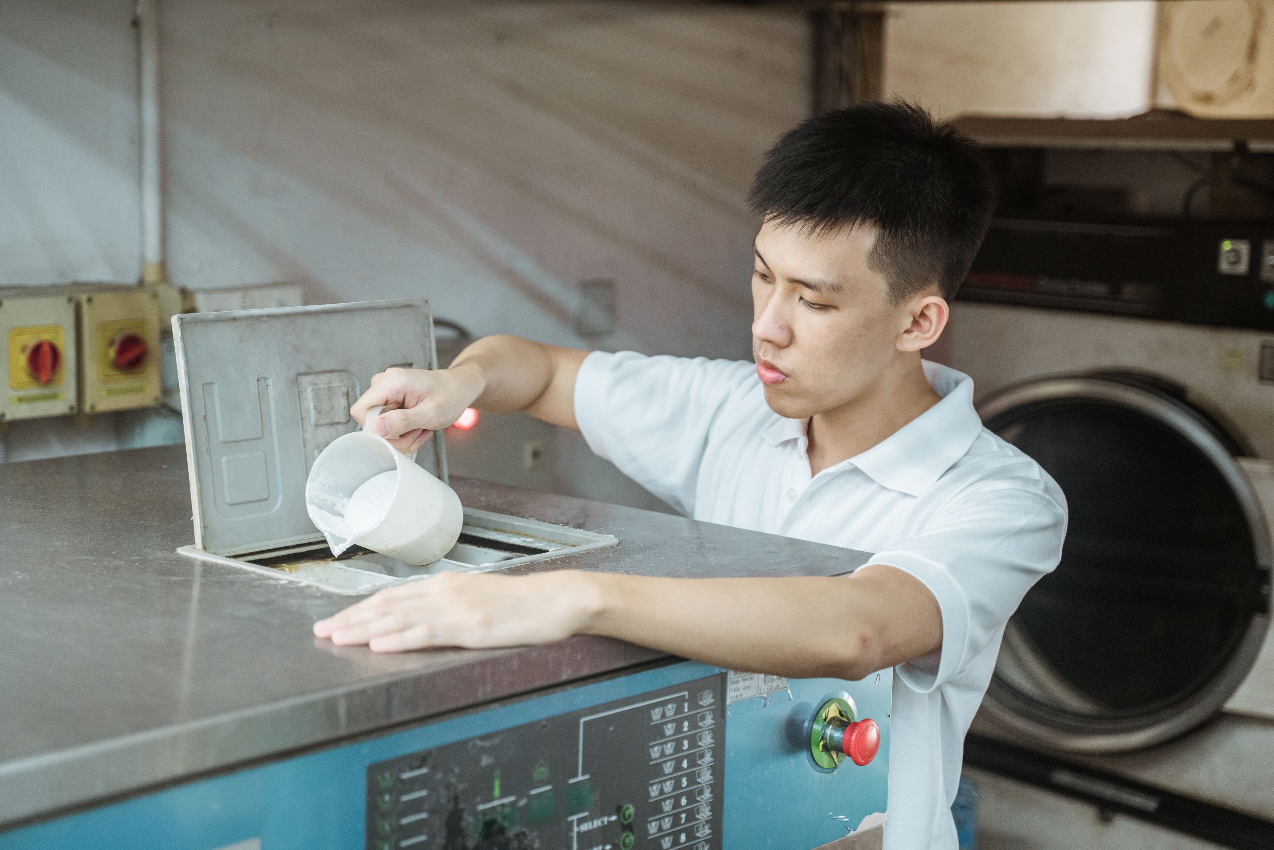 mr clean staff menuang serbuk dobi ke mesin