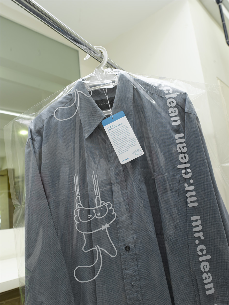 sehelai baju tergantung di atas palang sehelai baju tergantung di atas palang