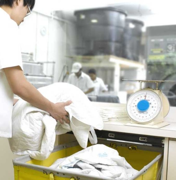 整理衣服 工作人员正在整理衣物