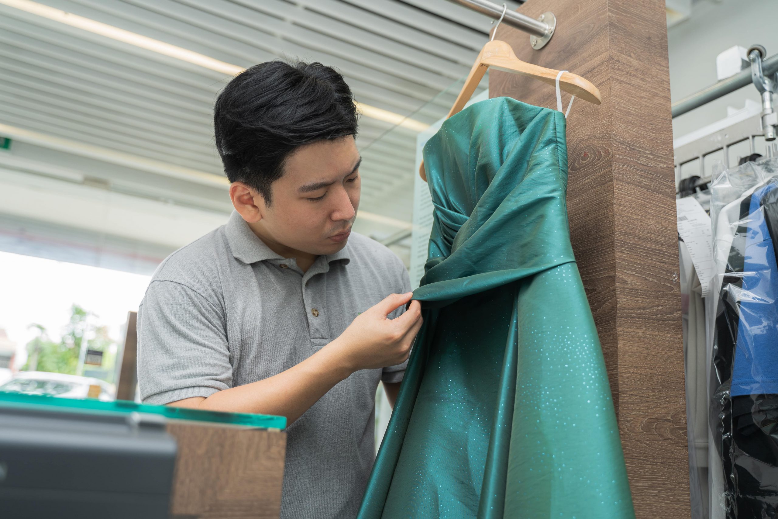 工作人员仔细检查服装