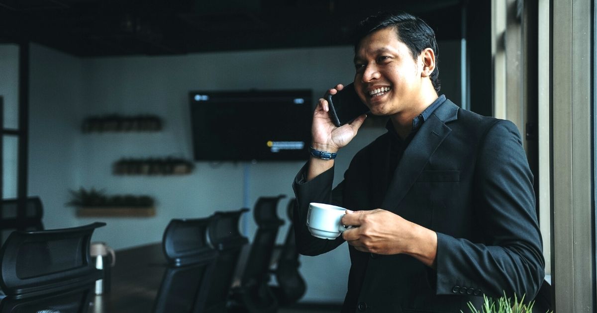 francaisi berbincang dengan francaisor melalui telefon francaisi berbincang dengan francaisor melalui telefon