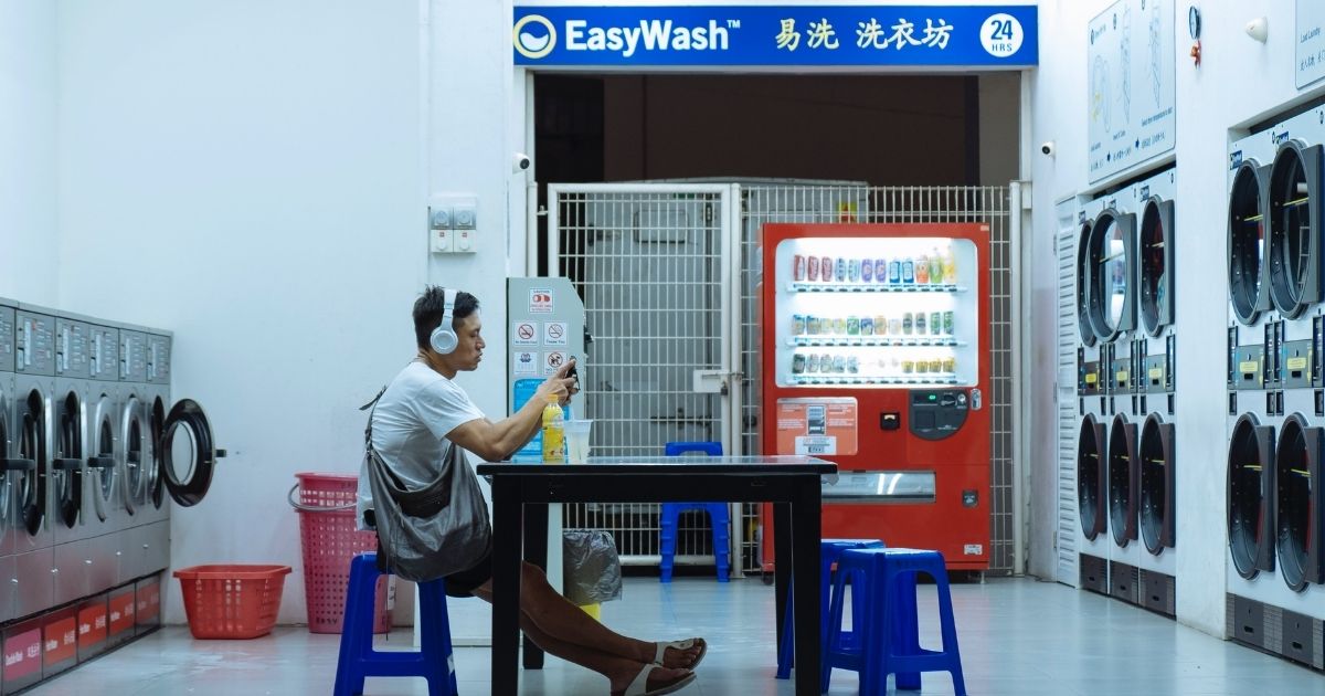 bahagian dalam kedai dobi layan diri bahagian dalam kedai dobi layan diri