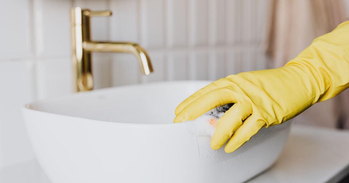 the house cleaner is washing the basin in the toilet – facebook the house cleaner is washing the basin in the toilet - facebook