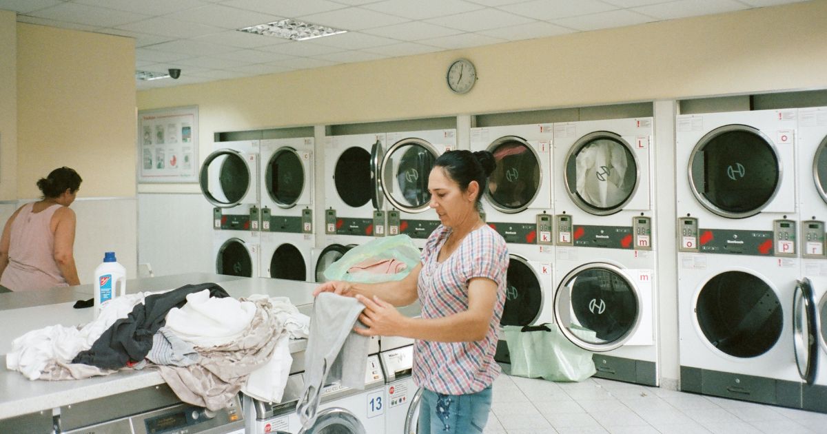 pelanggan sedang mencuci pakaian mereka di dalam kedai dobi layan diri – facebook pelanggan sedang mencuci pakaian mereka di dalam kedai dobi layan diri