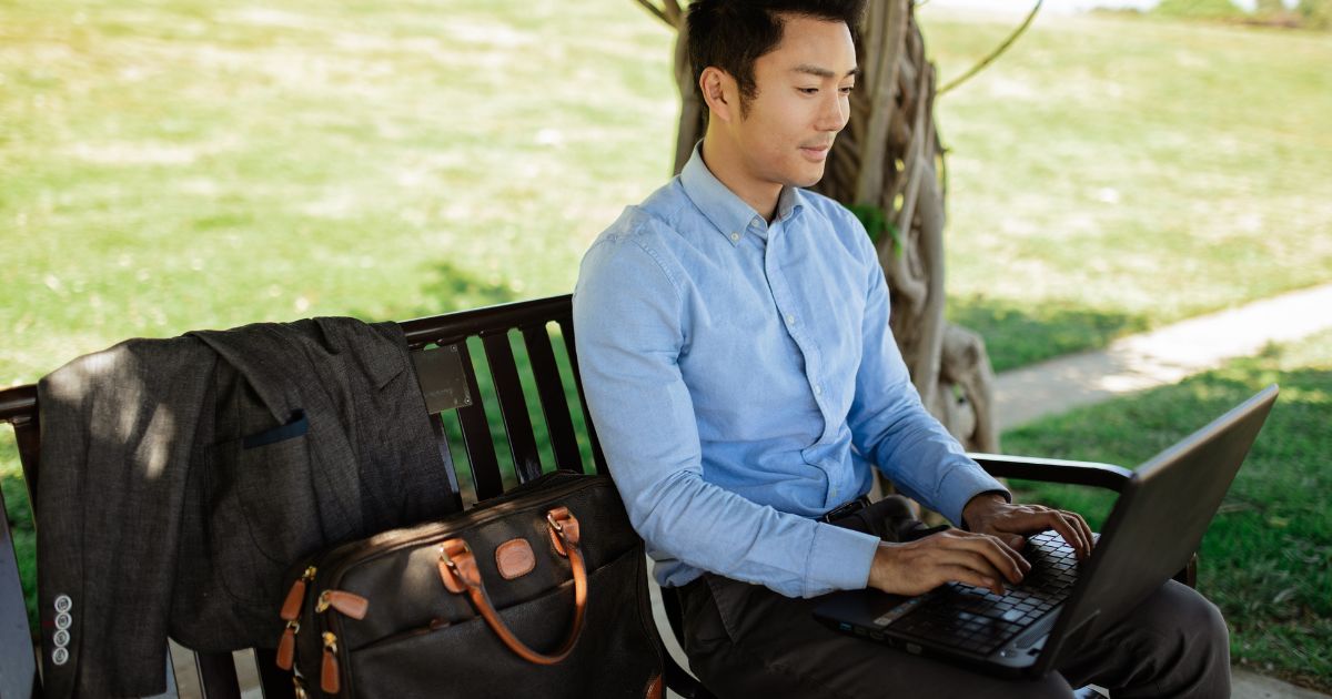 seorang lelaki bekerja dengan laptop sambil duduk di bangku di taman. – facebook seorang lelaki bekerja dengan laptop sambil duduk di bangku di taman. - facebook