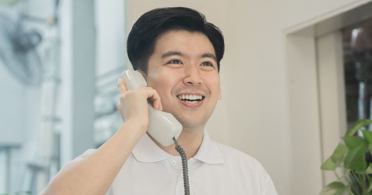 kakitangan perkhidmatan pelanggan bercakap dengan pelanggan melalui telefon