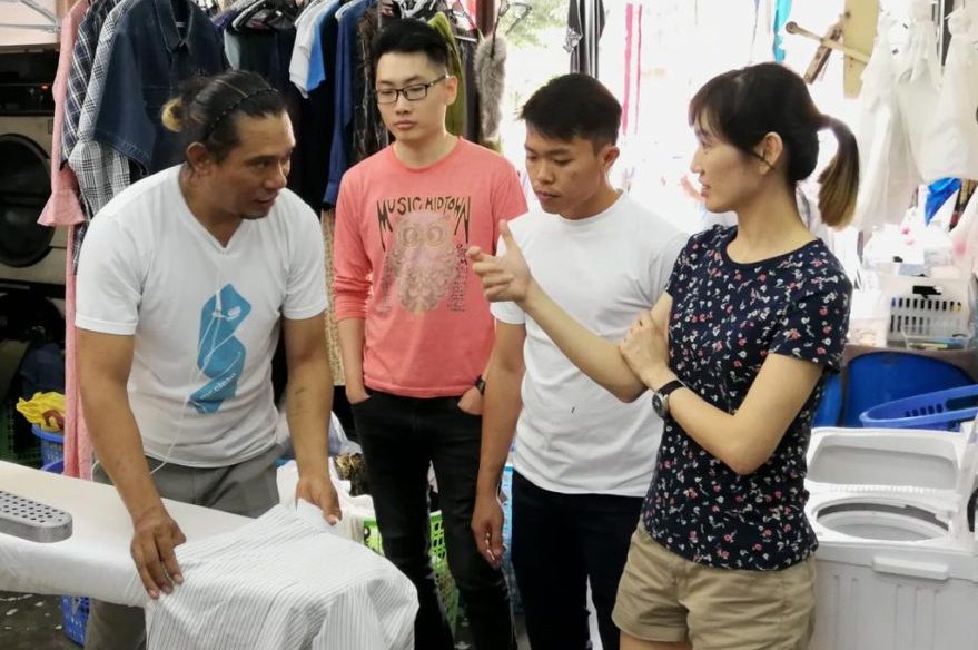 pelajar bertanyakan soalan kepada pakar dobi