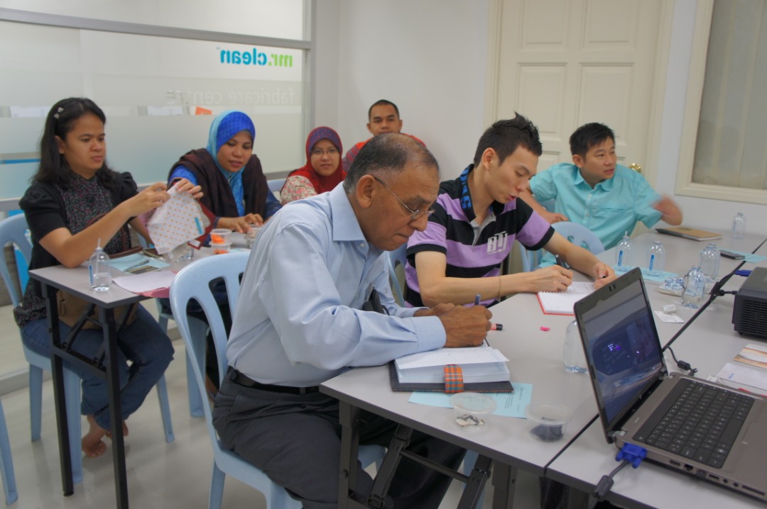 pelajar yang belajar di dalam bilik darjah