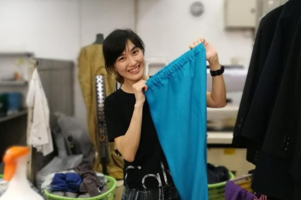seorang pelajar perempuan bergambar dengan seluar di tangan