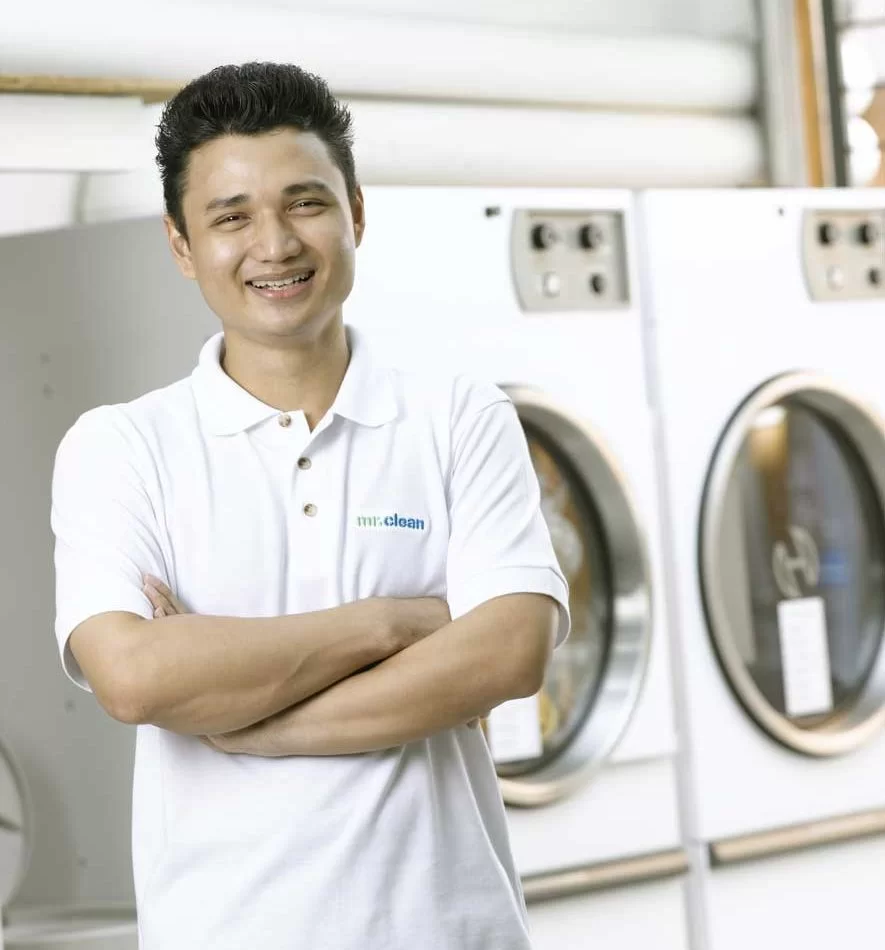 seorang kakitangan sedang tersenyum ke arah kamera