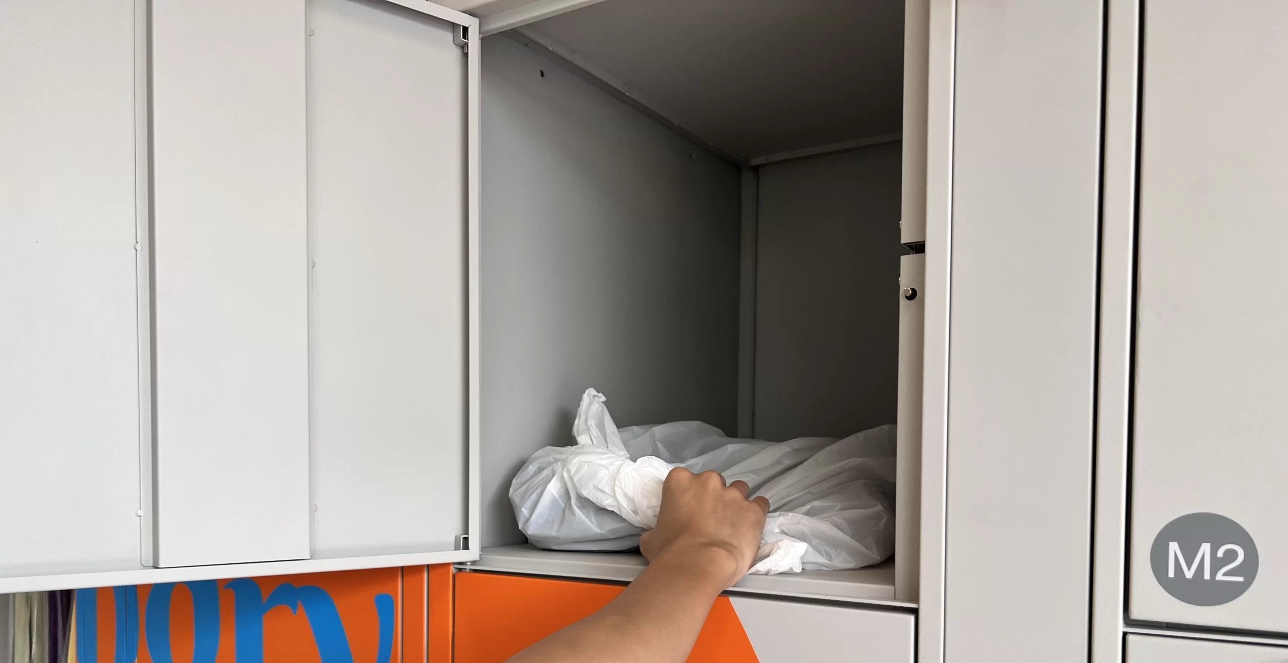 menyimpan pakaian kotor ke dalam loker menyimpan pakaian kotor ke dalam loker