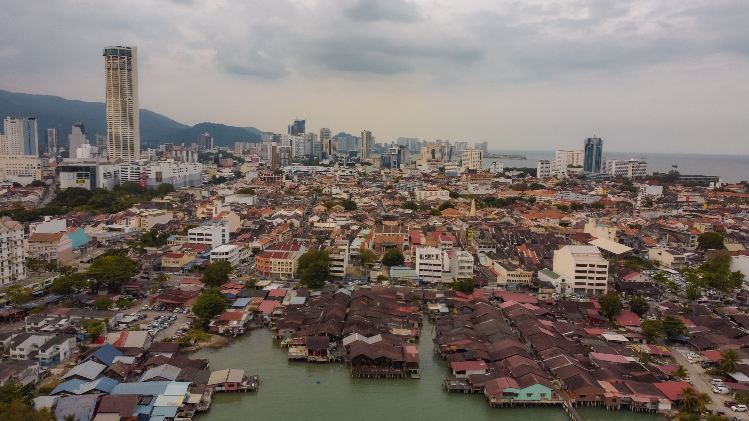 pemandangan bandar pulau pulau pinang dengan menara Komtar